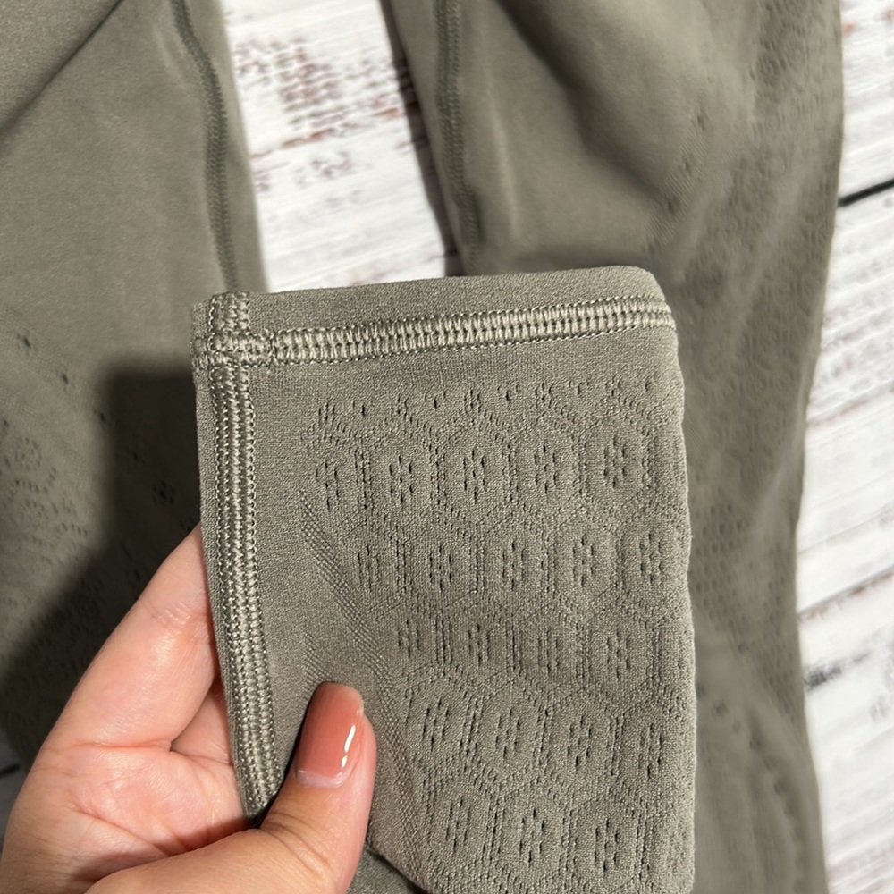 Lululemon Reveal Tight *Mindful Motion Carbon Dust Size 4 - Picture 10 of 16
